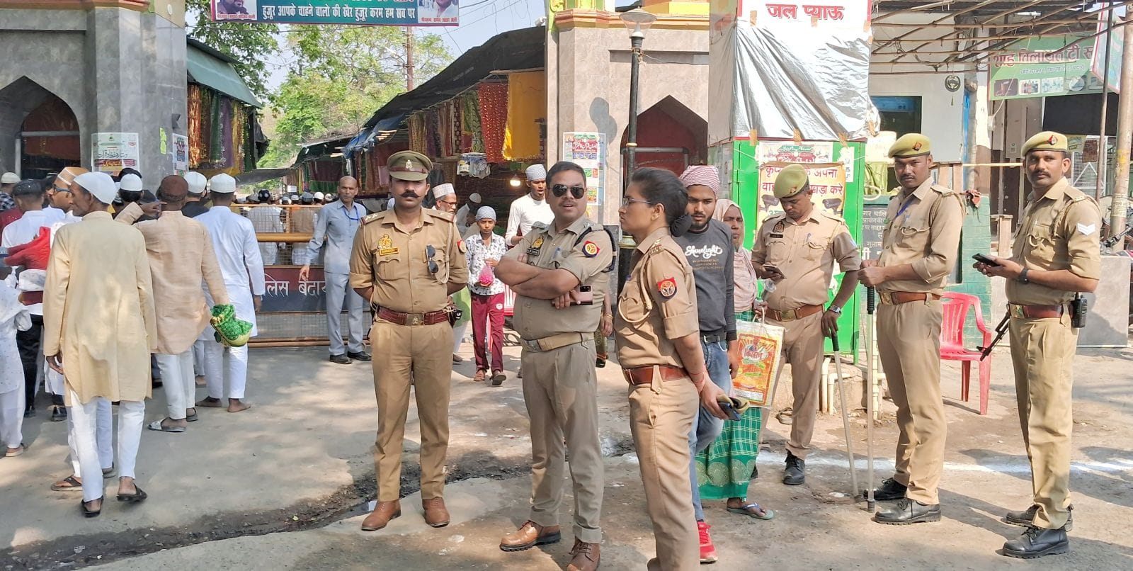 शहर के ईदगाह में नमाज अदा करते मुस्लिम समाज के लोग। संवाद शहर के ईदगाह में नमाज अदा करते मुस्लिम समाज के लोग। संवाद