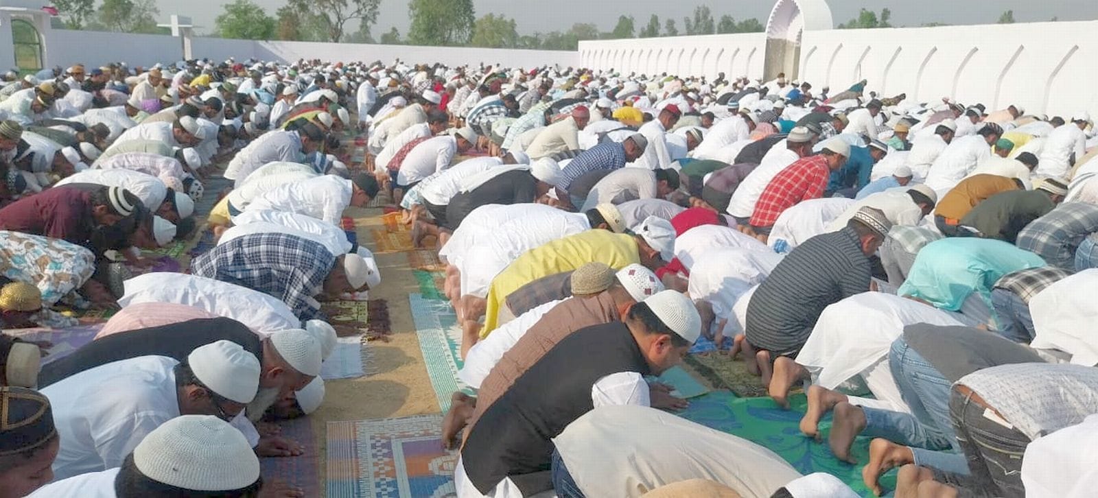 शहर के ईदगाह में नमाज अदा करते मुस्लिम समाज के लोग। संवाद शहर के ईदगाह में नमाज अदा करते मुस्लिम समाज के लोग। संवाद