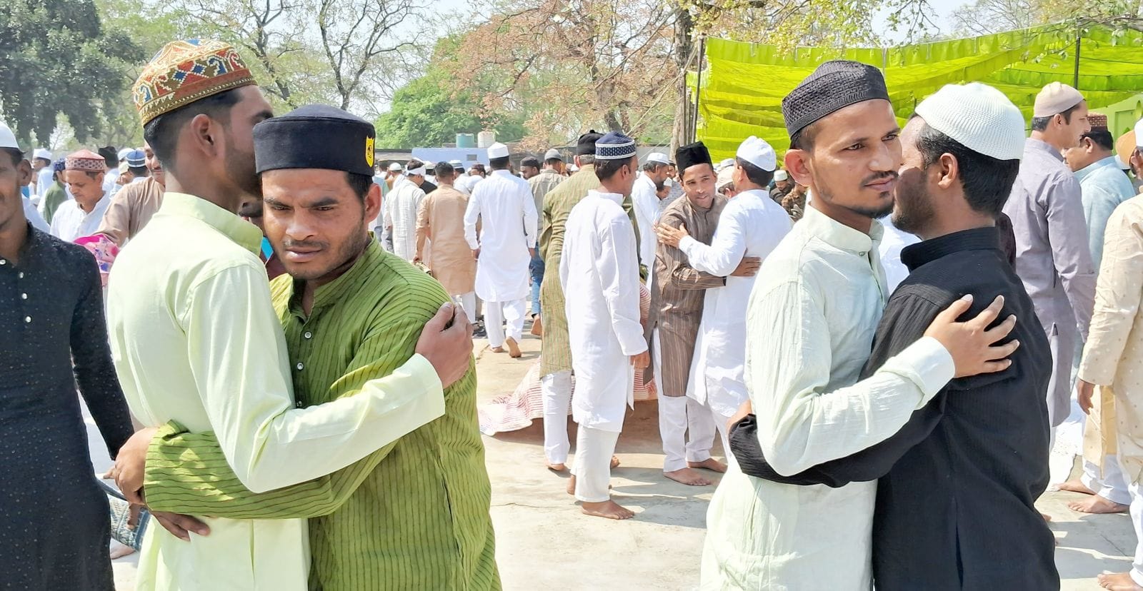 शहर के ईदगाह में नमाज अदा करते मुस्लिम समाज के लोग। संवाद शहर के ईदगाह में नमाज अदा करते मुस्लिम समाज के लोग। संवाद