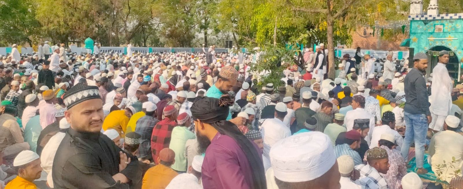 शहर के ईदगाह में नमाज अदा करते मुस्लिम समाज के लोग। संवाद शहर के ईदगाह में नमाज अदा करते मुस्लिम समाज के लोग। संवाद