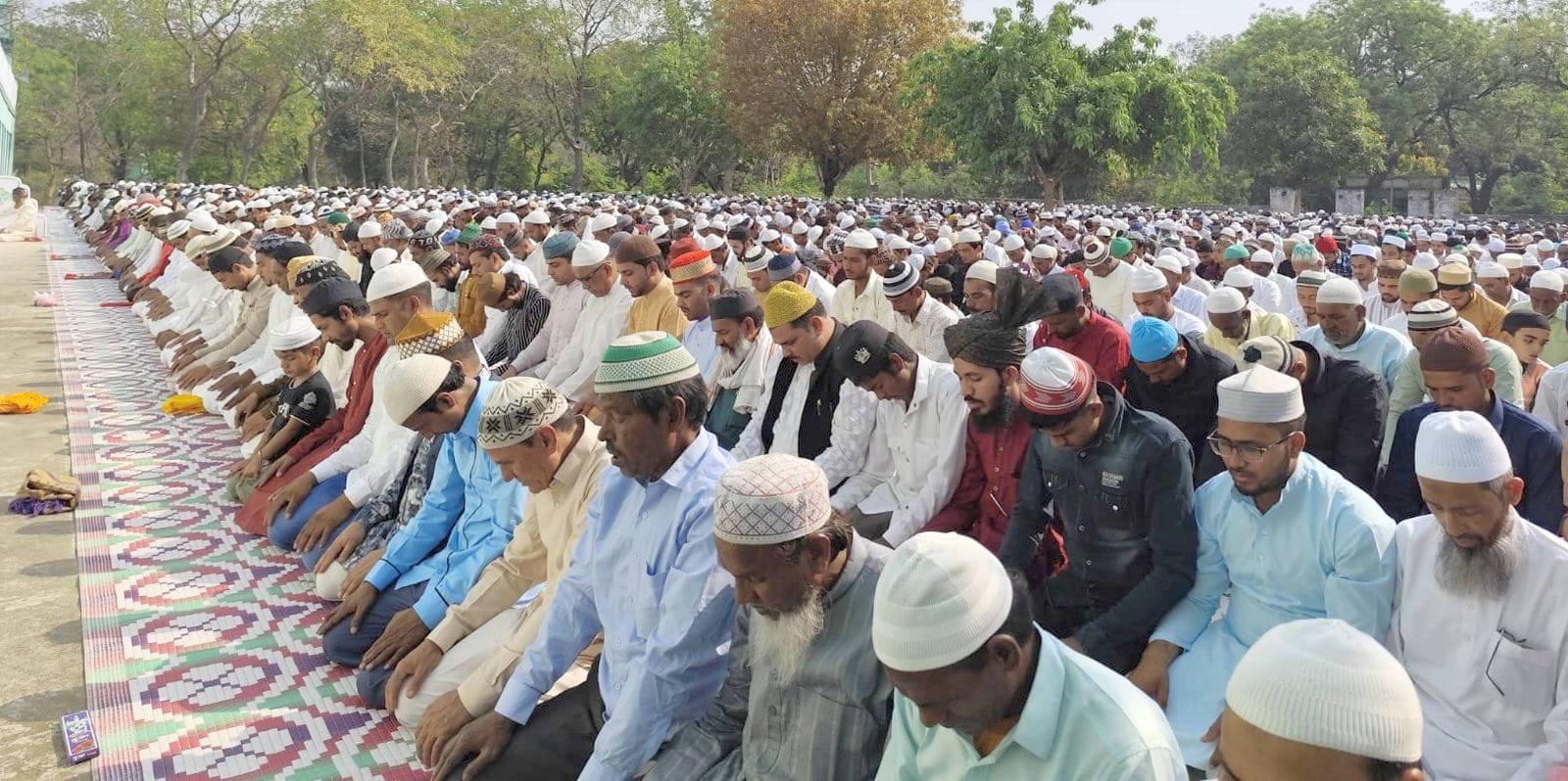 शहर के ईदगाह में नमाज अदा करते मुस्लिम समाज के लोग। संवाद शहर के ईदगाह में नमाज अदा करते मुस्लिम समाज के लोग। संवाद