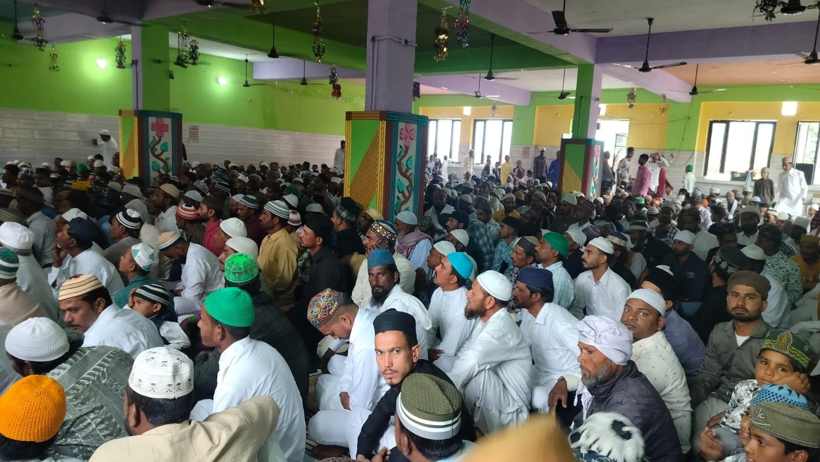 ऊना में ईद के चलते गले मिलते हुए मुसलमान समुदाय के बच्चे।संवाद ऊना में ईद के चलते गले मिलते हुए मुसलमान समुदाय के बच्चे।संवाद