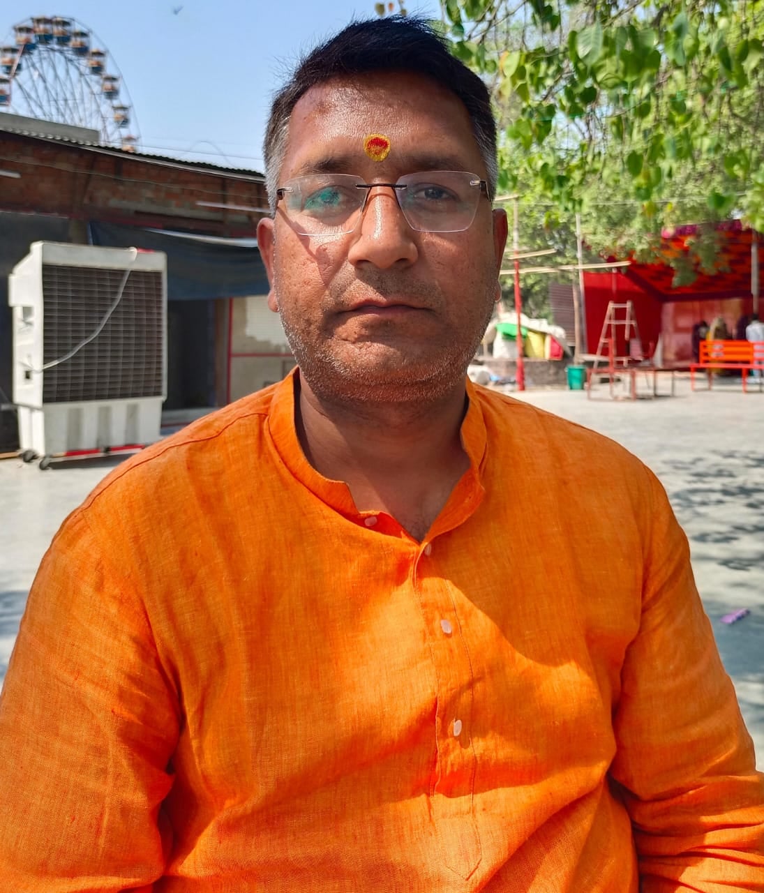 यशवंतरी देवी मंदिर परिसर के सरोवर के पास पड़ी गंदगी । संवाद