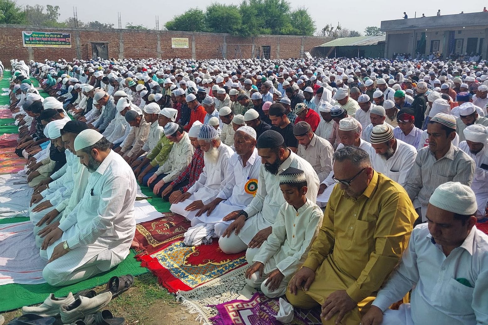 11जेएनडी05: ईदगाह जामा मस्जिद में ईद-उल-फितर पर नमाज अता करते हुए मुस्लिम समाज के लोग। संवाद