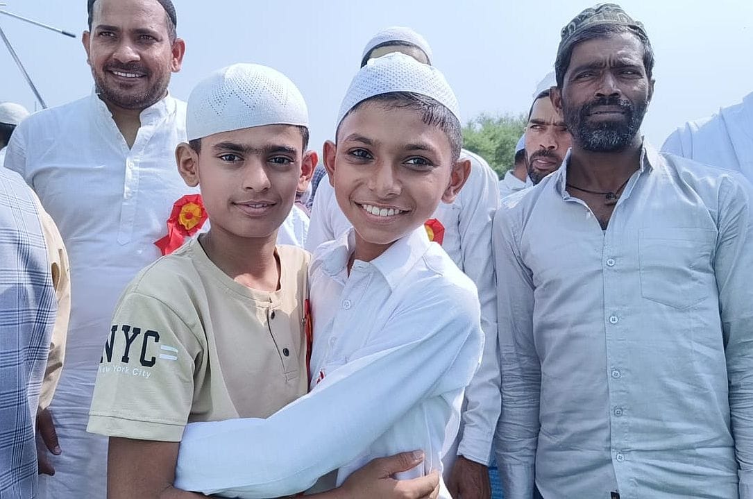 11जेएनडी05: ईदगाह जामा मस्जिद में ईद-उल-फितर पर नमाज अता करते हुए मुस्लिम समाज के लोग। संवाद