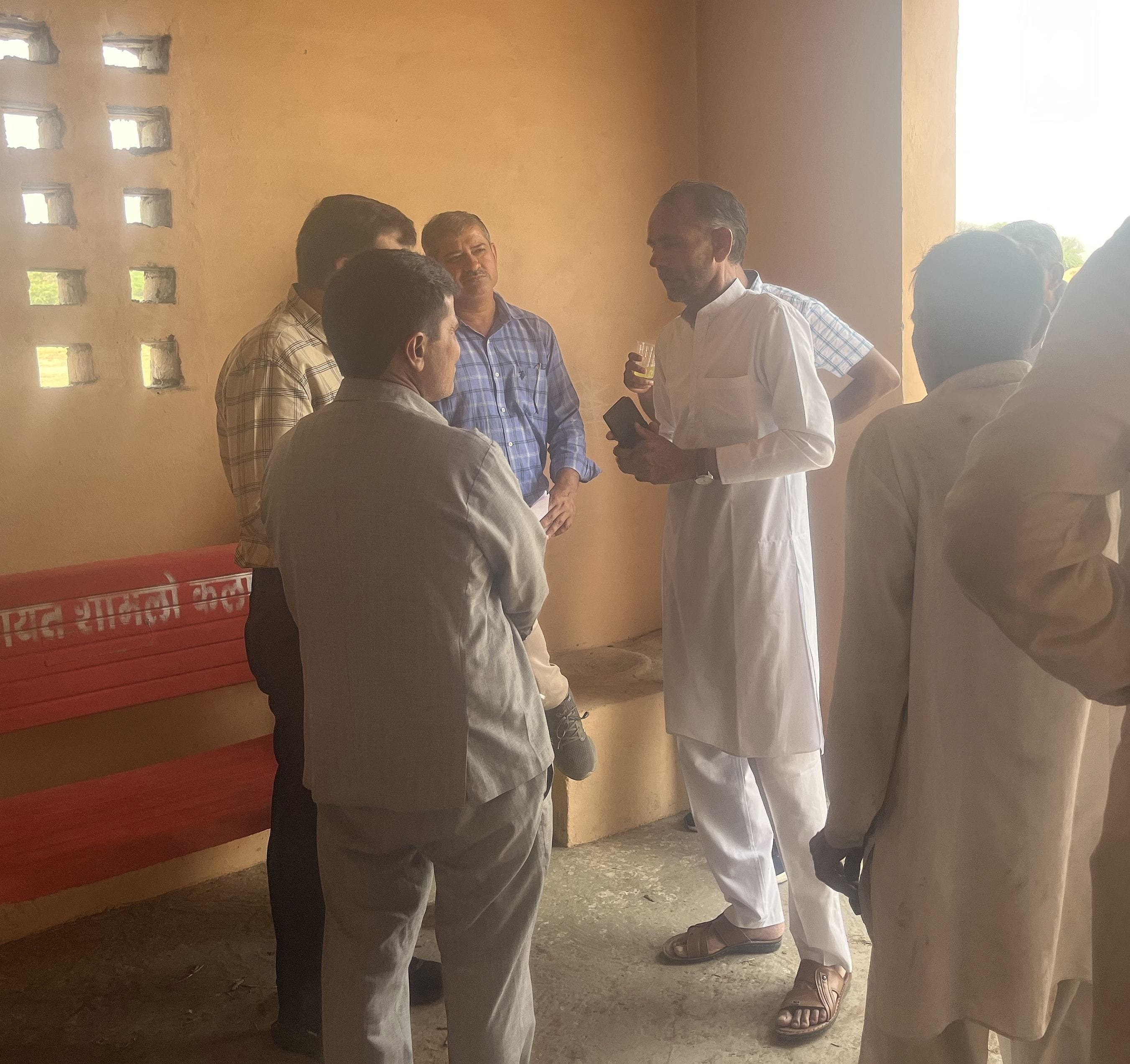 11जेएनडी08: शामलो कलां खरीद केंद्र को दौरा करते हुए एफसीआई की टीम व बातचीत करते हुए मार्केट कमे