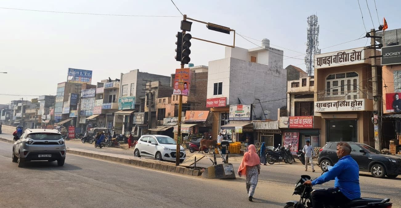 12जेएनडी01 : पटियाला चौक पर लगी रेडलाइट। संवाद 12जेएनडी01 : पटियाला चौक पर लगी रेडलाइट। संवाद
