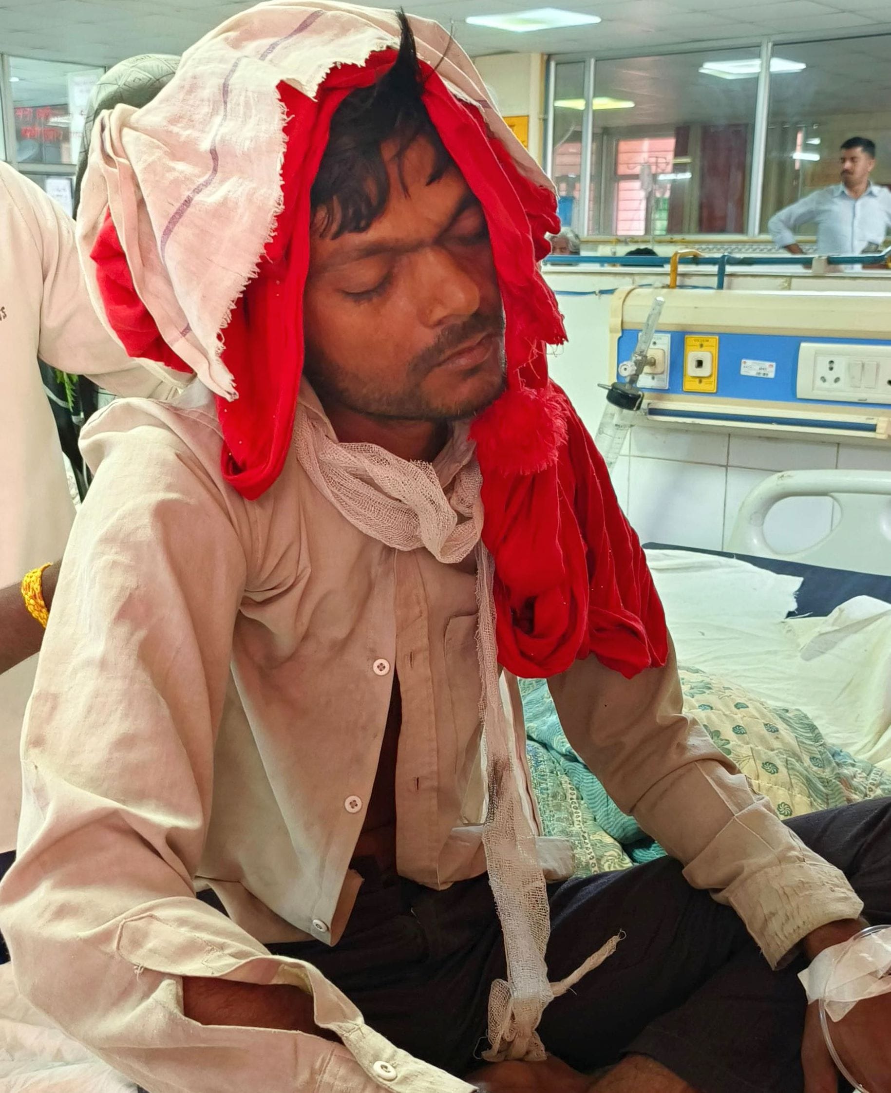 बेरौंचा गांव में पिटाई से जख्मी राम आसरे। संवाद बेरौंचा गांव में पिटाई से जख्मी राम आसरे। संवाद