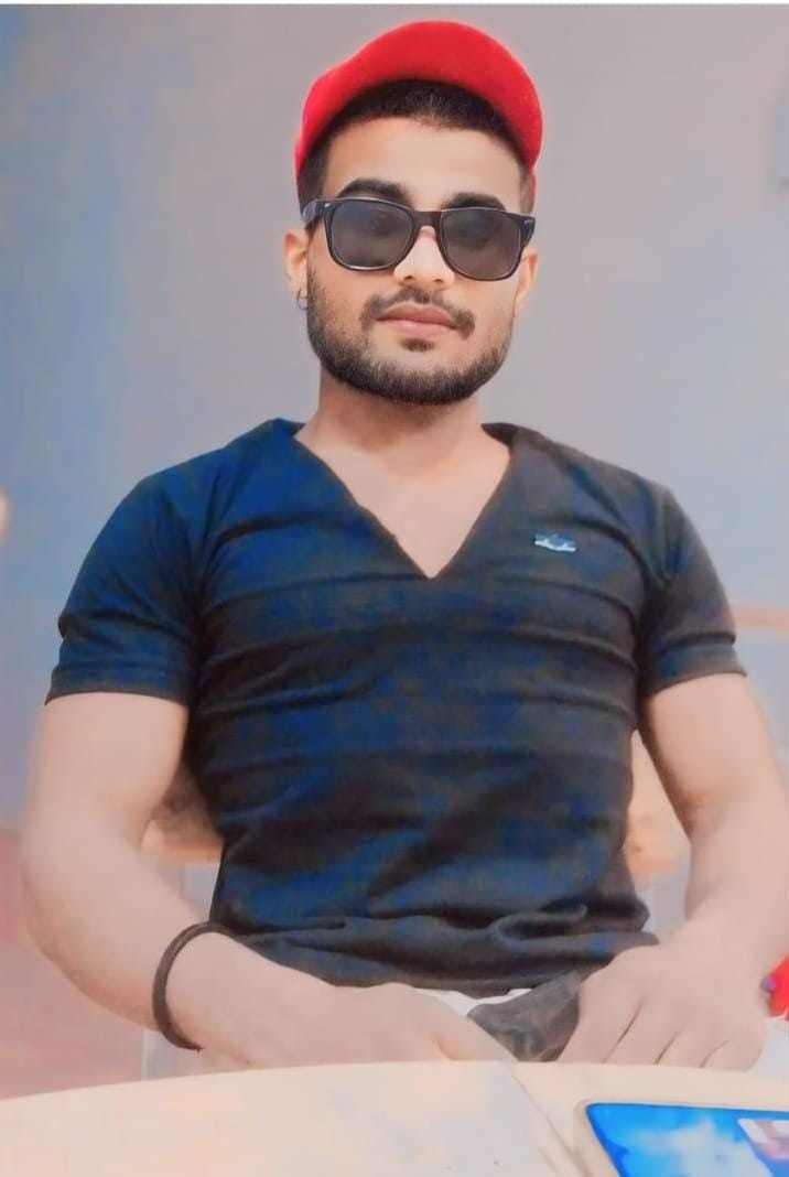 जहानाबाद के निसरा बरातबोझ के समीप दुर्धटना के बाद घटना स्थल जानकारी करते डीएम व एसपी । संवाद