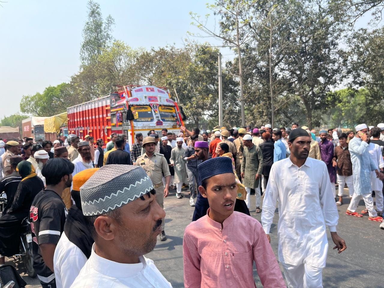 जहानाबाद के निसरा बरातबोझ के समीप दुर्धटना के बाद घटना स्थल जानकारी करते डीएम व एसपी । संवाद