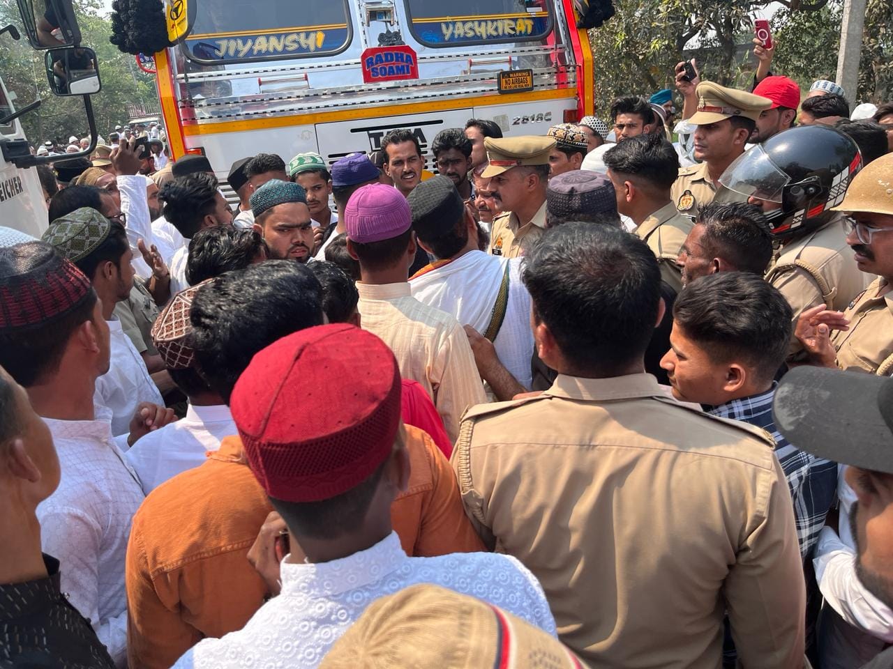 जहानाबाद के निसरा बरातबोझ के समीप दुर्धटना के बाद घटना स्थल जानकारी करते डीएम व एसपी । संवाद