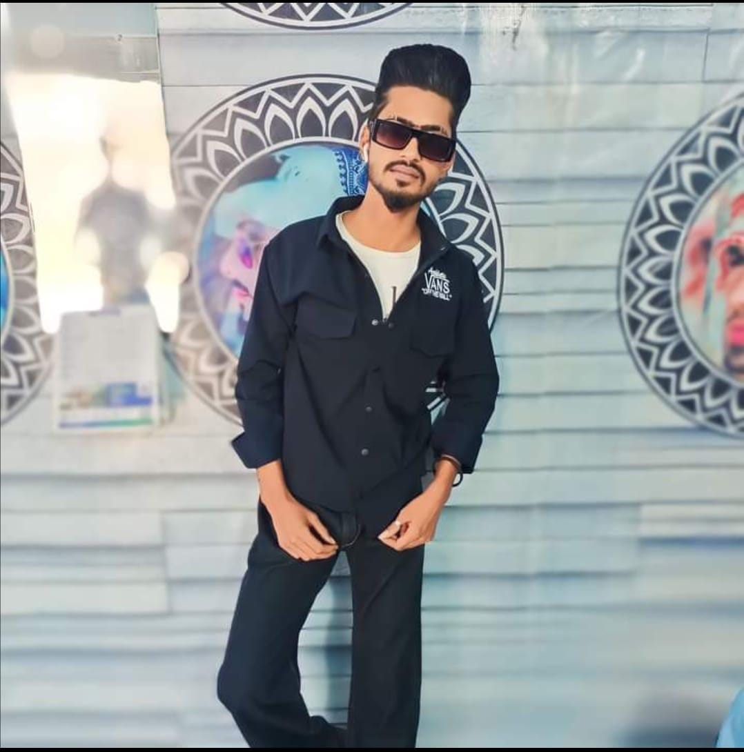 जहानाबाद के निसरा बरातबोझ के समीप दुर्धटना के बाद घटना स्थल जानकारी करते डीएम व एसपी । संवाद