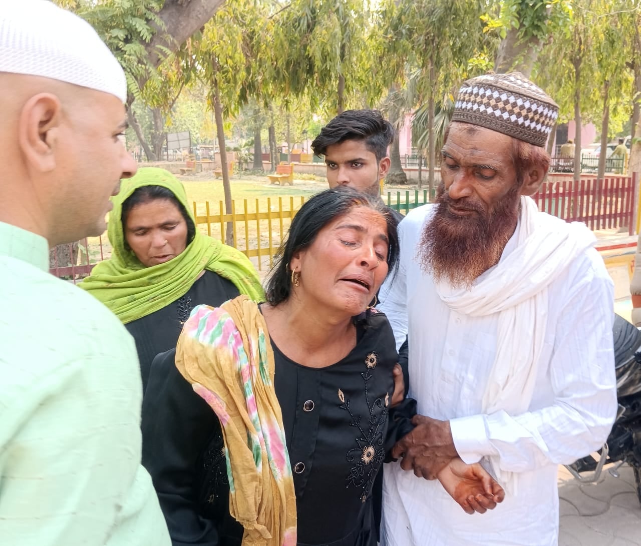 जहानाबाद के निसरा बरातबोझ के समीप दुर्धटना के बाद घटना स्थल जानकारी करते डीएम व एसपी । संवाद