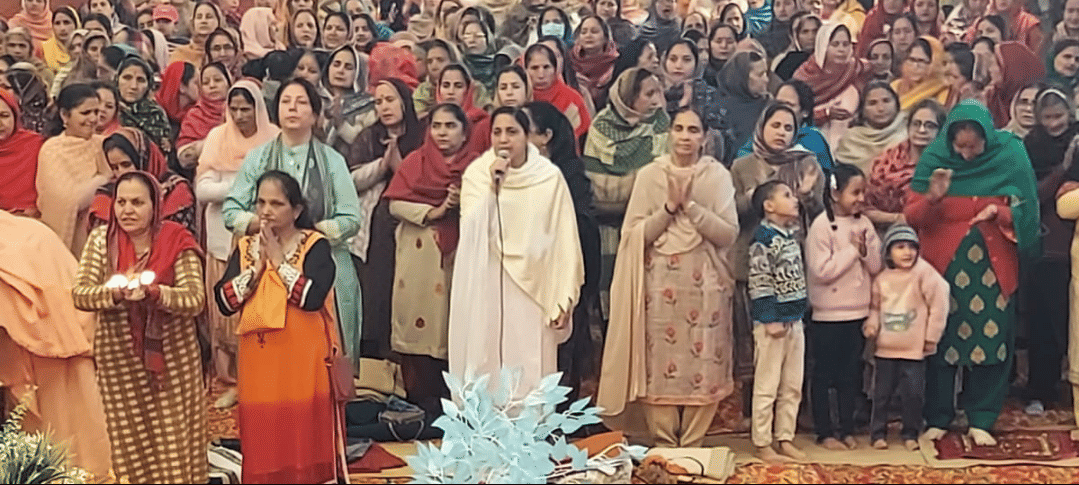 ज्ञान गंगा मठ में आयोजित श्रीमद् भागवत कथा के छठे दिन भक्तों को श्रीमद् भागवत का रसपान करवाते ह ज्ञान गंगा मठ में आयोजित श्रीमद् भागवत कथा के छठे दिन भक्तों को श्रीमद् भागवत का रसपान करवाते ह