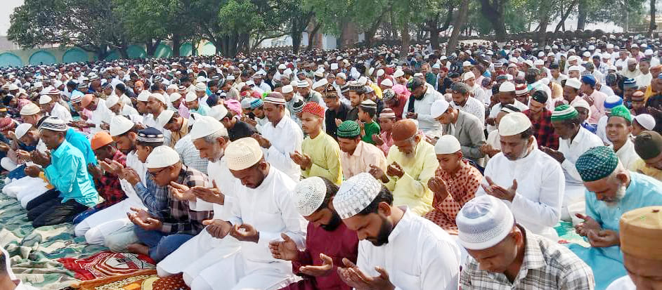 मुल्क की तरक्की और शांति के लिए दुआ मांगते नवाजी-संवाद