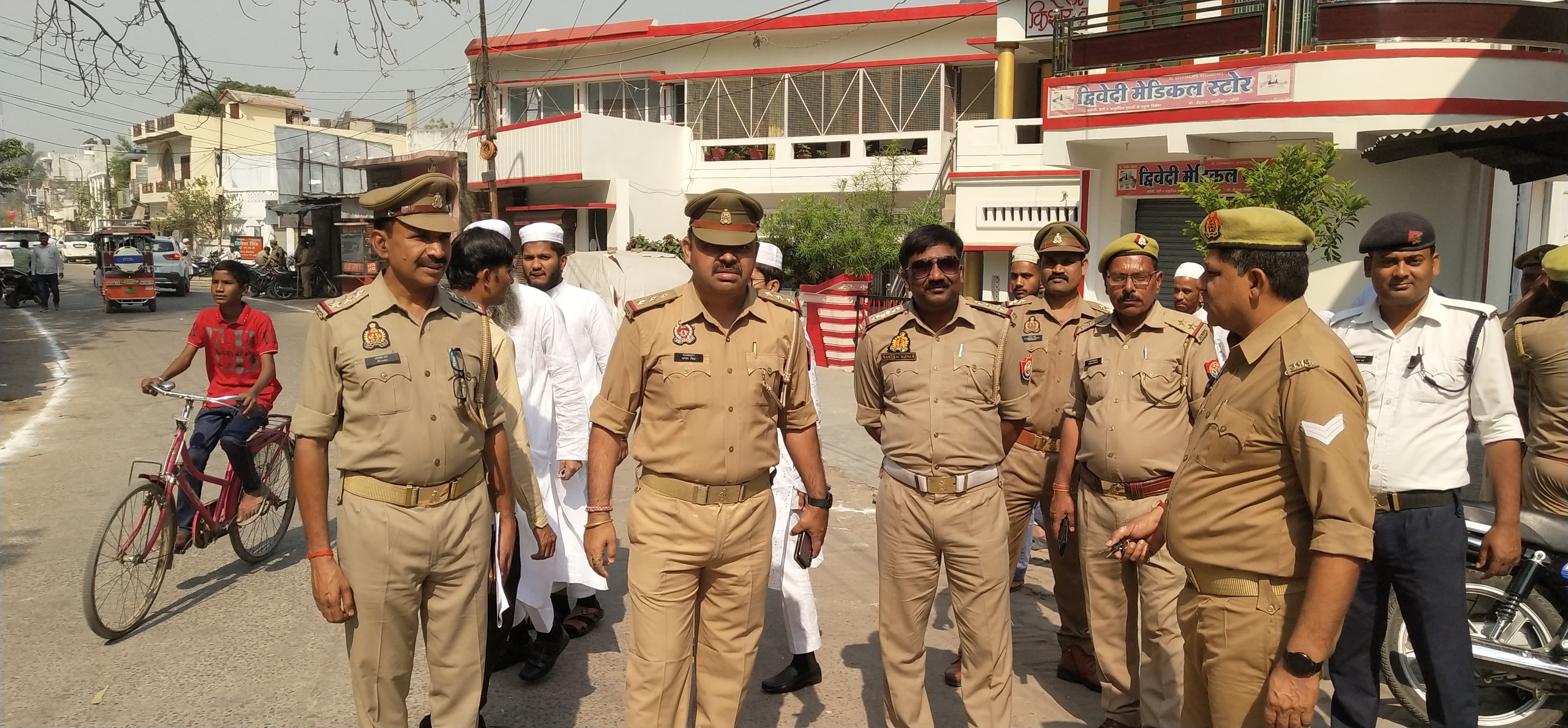 मुल्क की तरक्की और शांति के लिए दुआ मांगते नवाजी-संवाद