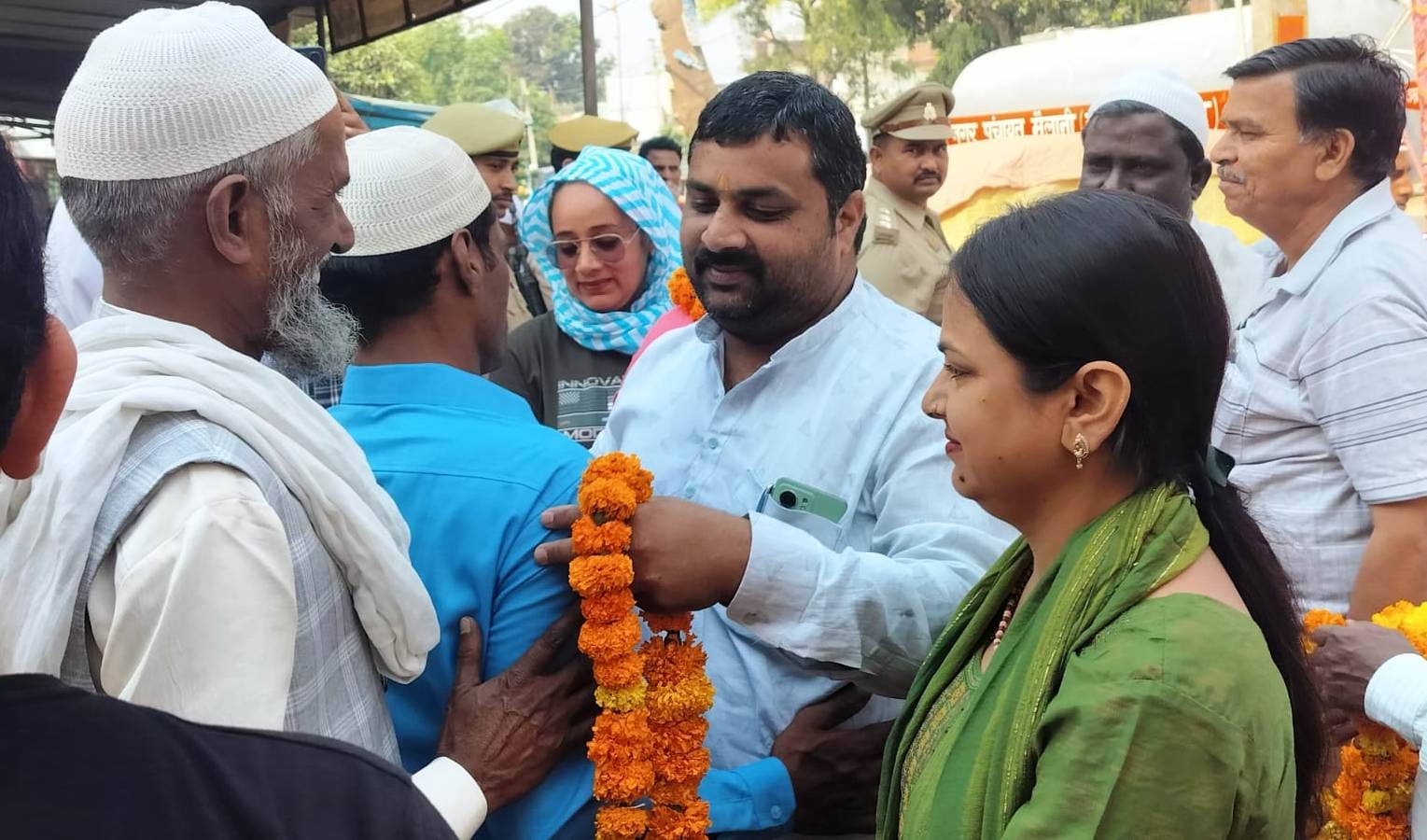 मुल्क की तरक्की और शांति के लिए दुआ मांगते नवाजी-संवाद