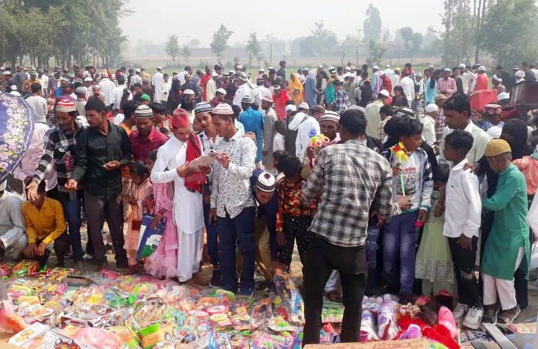मुल्क की तरक्की और शांति के लिए दुआ मांगते नवाजी-संवाद
