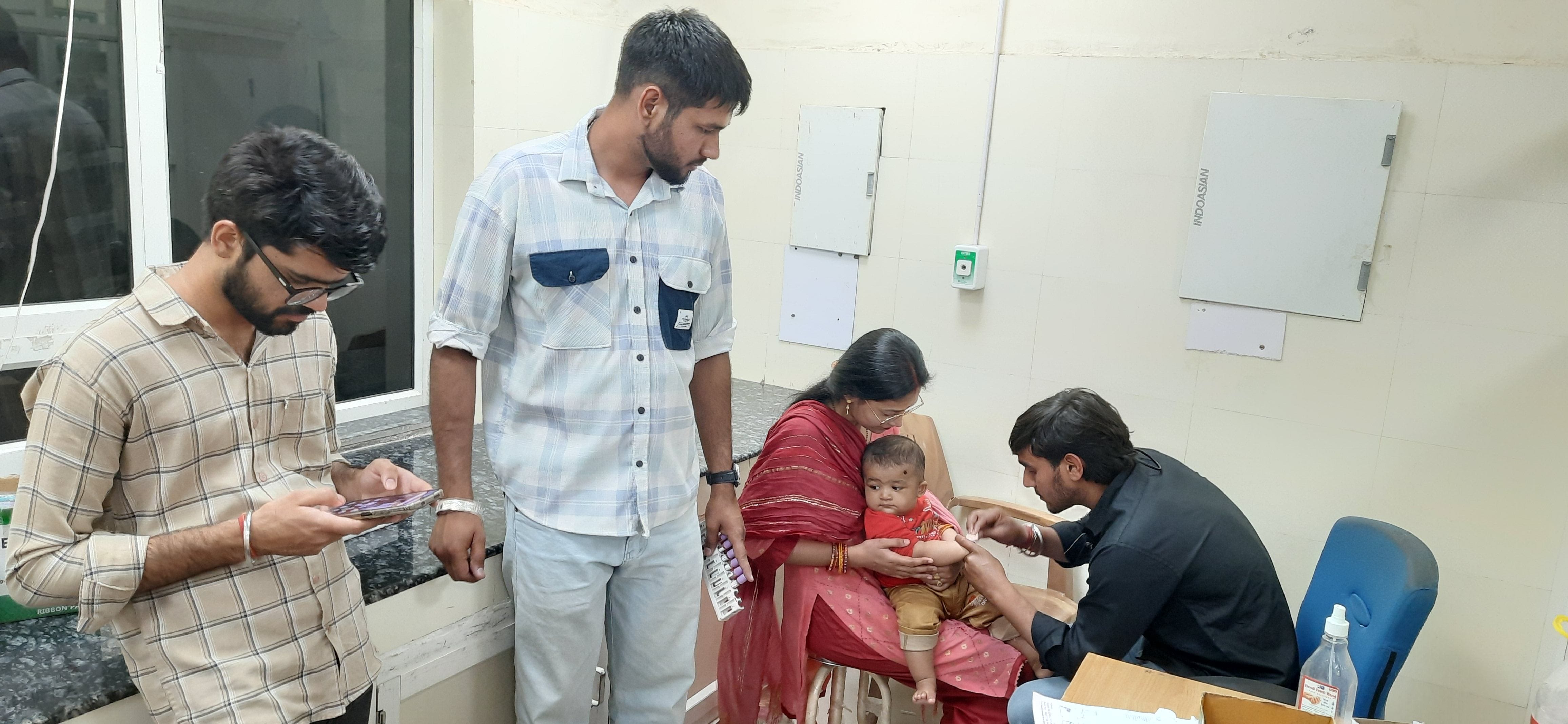 12जेएनडी10 : घरों के बाहर रखे पानी से भरे ड्रम की जांच करते स्वास्थ्य कर्मचारी। संवाद 12जेएनडी10 : घरों के बाहर रखे पानी से भरे ड्रम की जांच करते स्वास्थ्य कर्मचारी। संवाद