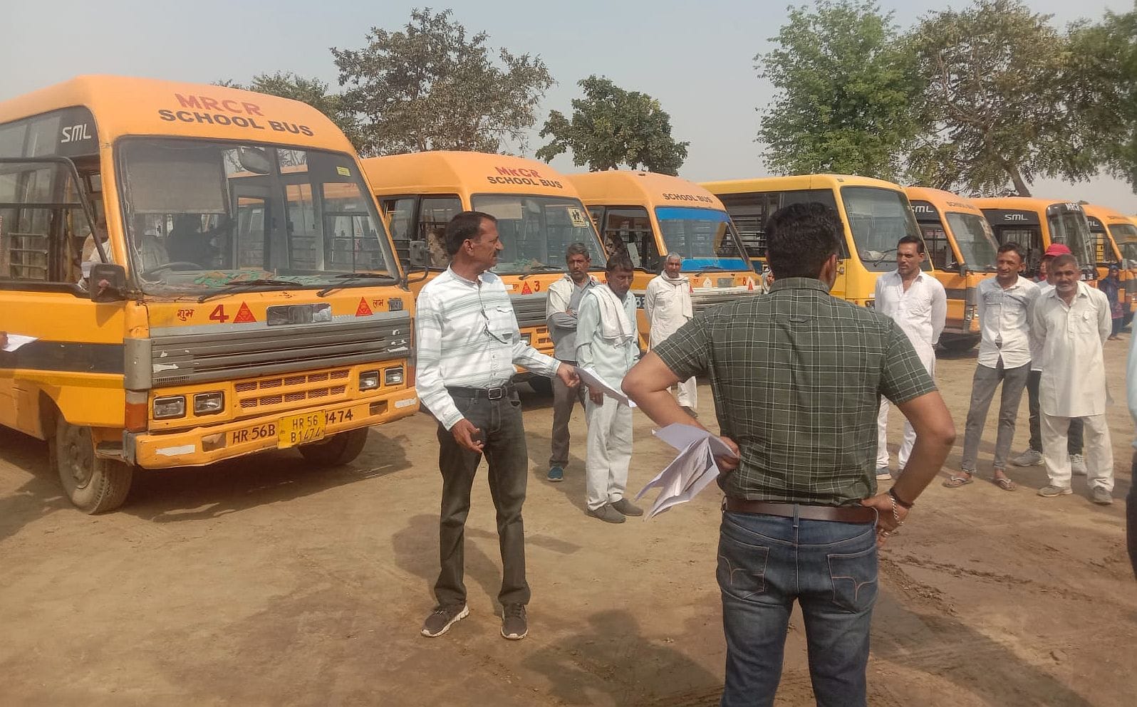 12जेएनडी12: एमआरसीआर स्कूल में बसों की जांच करते शिक्षा विभाग की टीम। संवाद 12जेएनडी12: एमआरसीआर स्कूल में बसों की जांच करते शिक्षा विभाग की टीम। संवाद