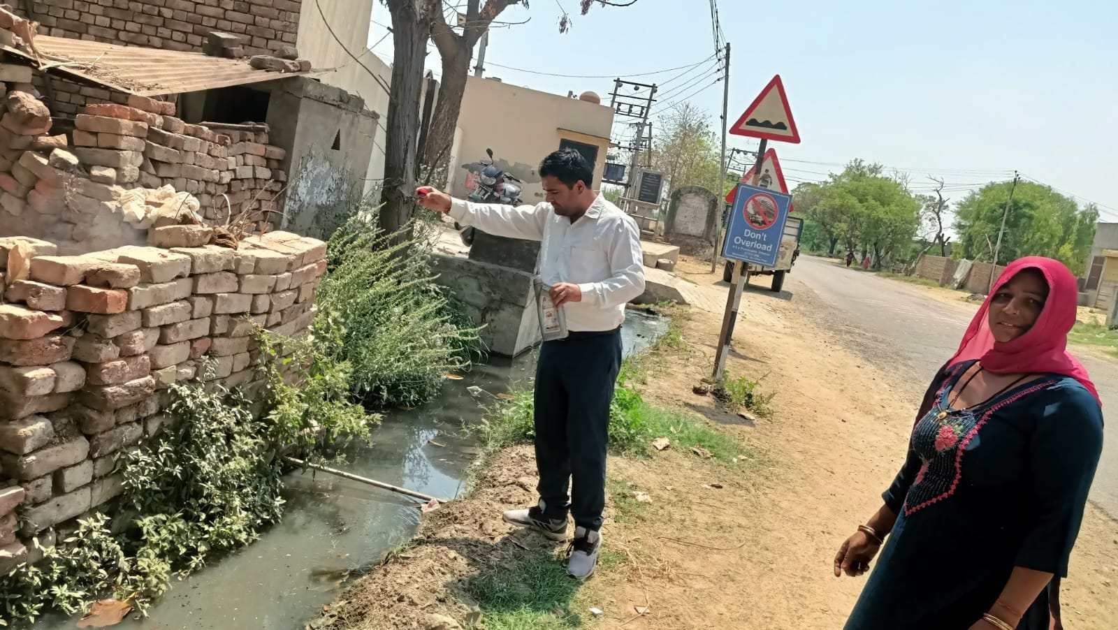 12जेएनडी19: चांदपुर गांव में एंटी लार्वा एक्टिविटी अभियान तहत नालियों में काला तेल डालता स्वास् 12जेएनडी19: चांदपुर गांव में एंटी लार्वा एक्टिविटी अभियान तहत नालियों में काला तेल डालता स्वास्
