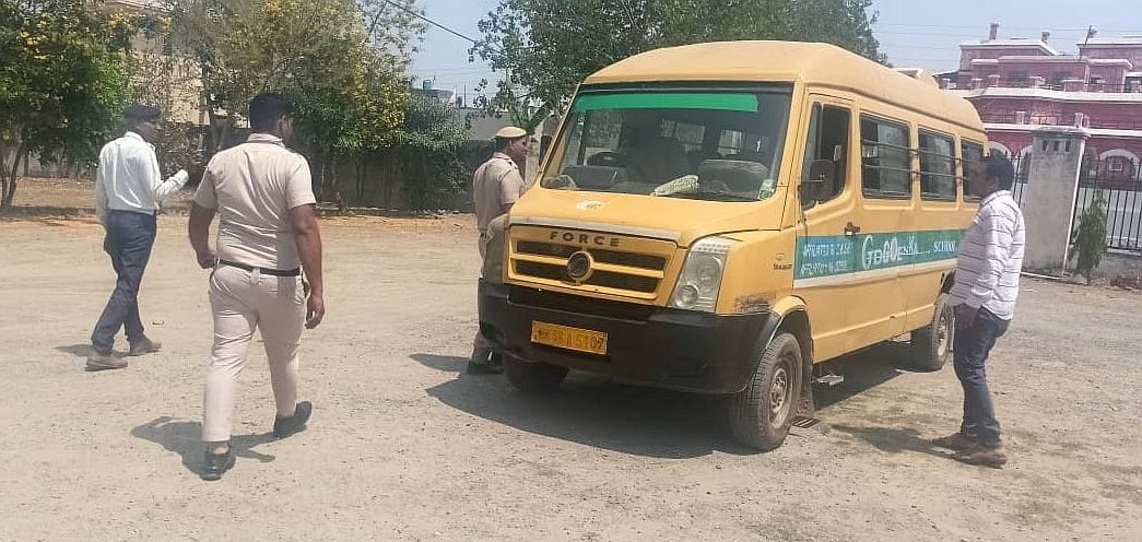 12जेएनडी27-जीडी गोयंका स्कूल की बस की फिटनेस चैक करती टीम। संवाद