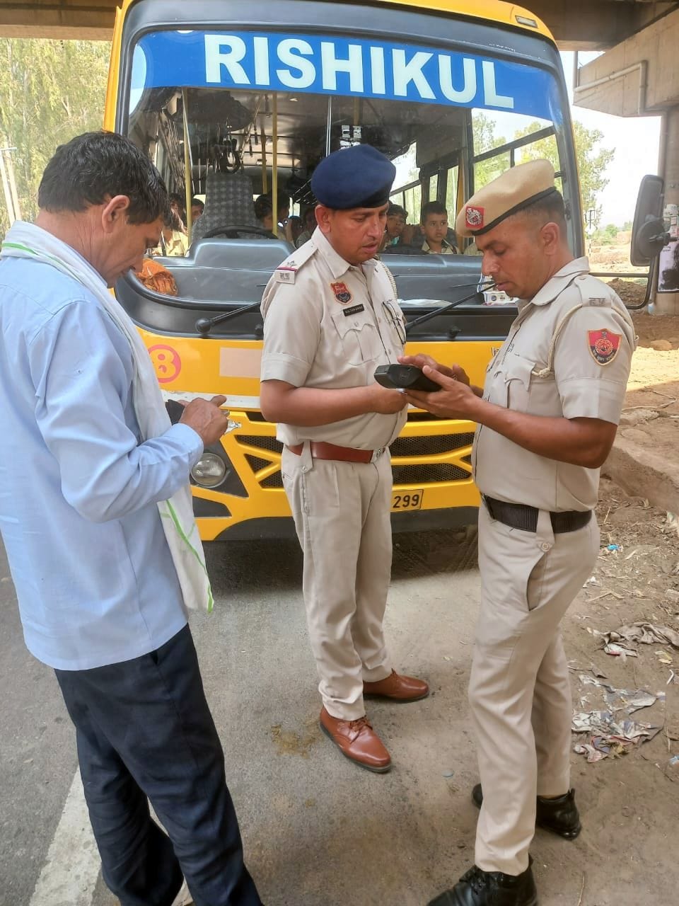 12जेएनडी27-जीडी गोयंका स्कूल की बस की फिटनेस चैक करती टीम। संवाद