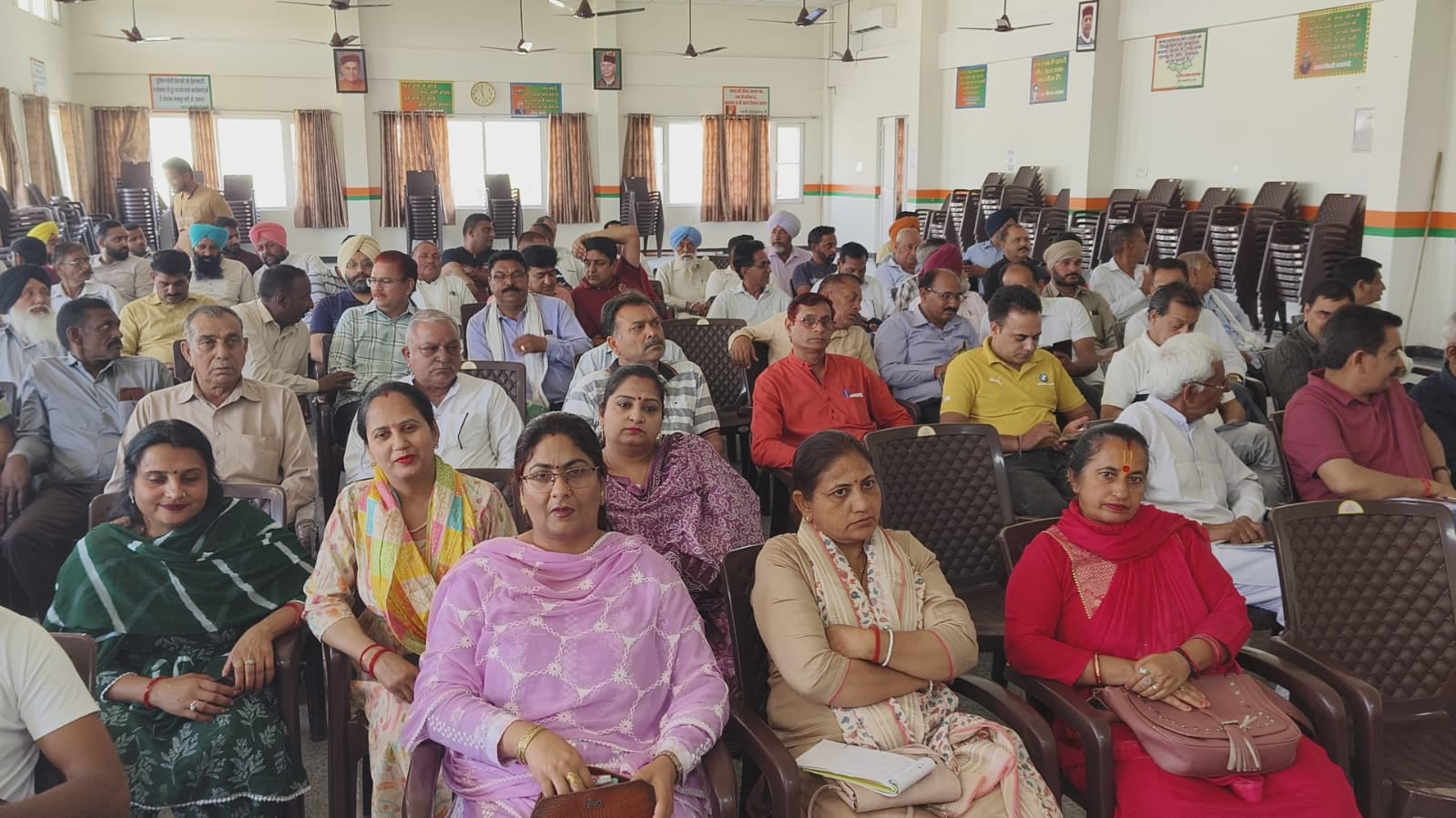 भाजपा कार्यलय ऊना में बैठक के दौरान मंच पर उपस्थित भाजपा पदाधिकारी।संवाद भाजपा कार्यलय ऊना में बैठक के दौरान मंच पर उपस्थित भाजपा पदाधिकारी।संवाद