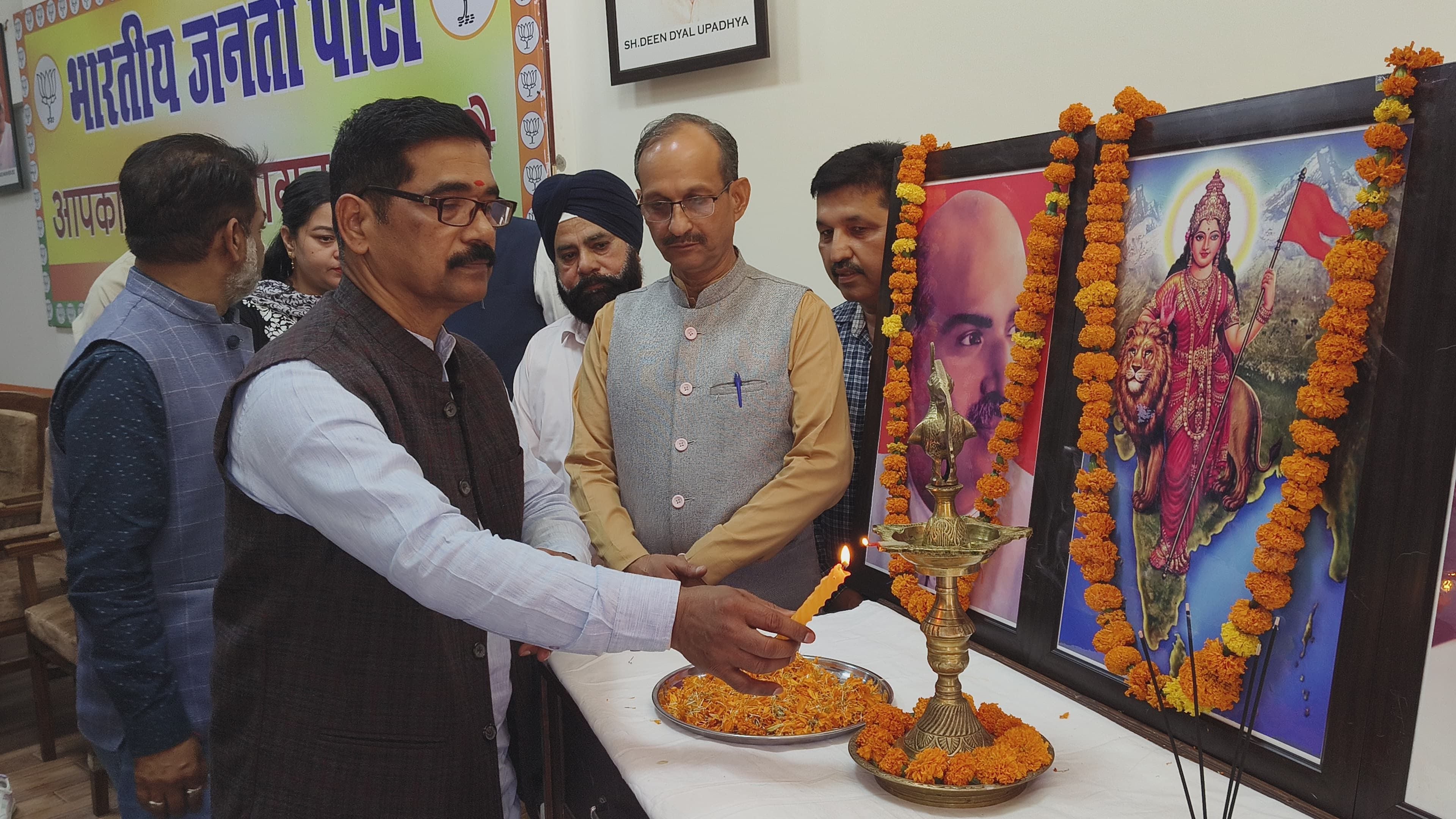 भाजपा कार्यलय ऊना में बैठक के दौरान मंच पर उपस्थित भाजपा पदाधिकारी।संवाद भाजपा कार्यलय ऊना में बैठक के दौरान मंच पर उपस्थित भाजपा पदाधिकारी।संवाद