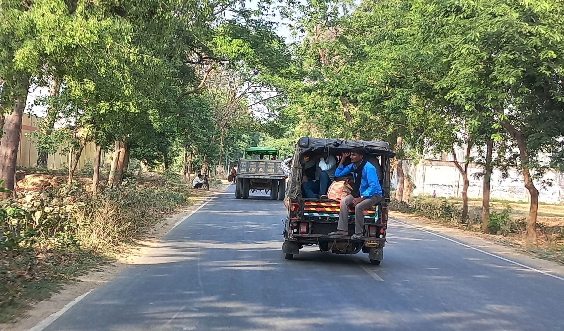 भिनगा में कुछ इस तरह ट्रैक्टर पर बैठ कर सफर करते लोग। 