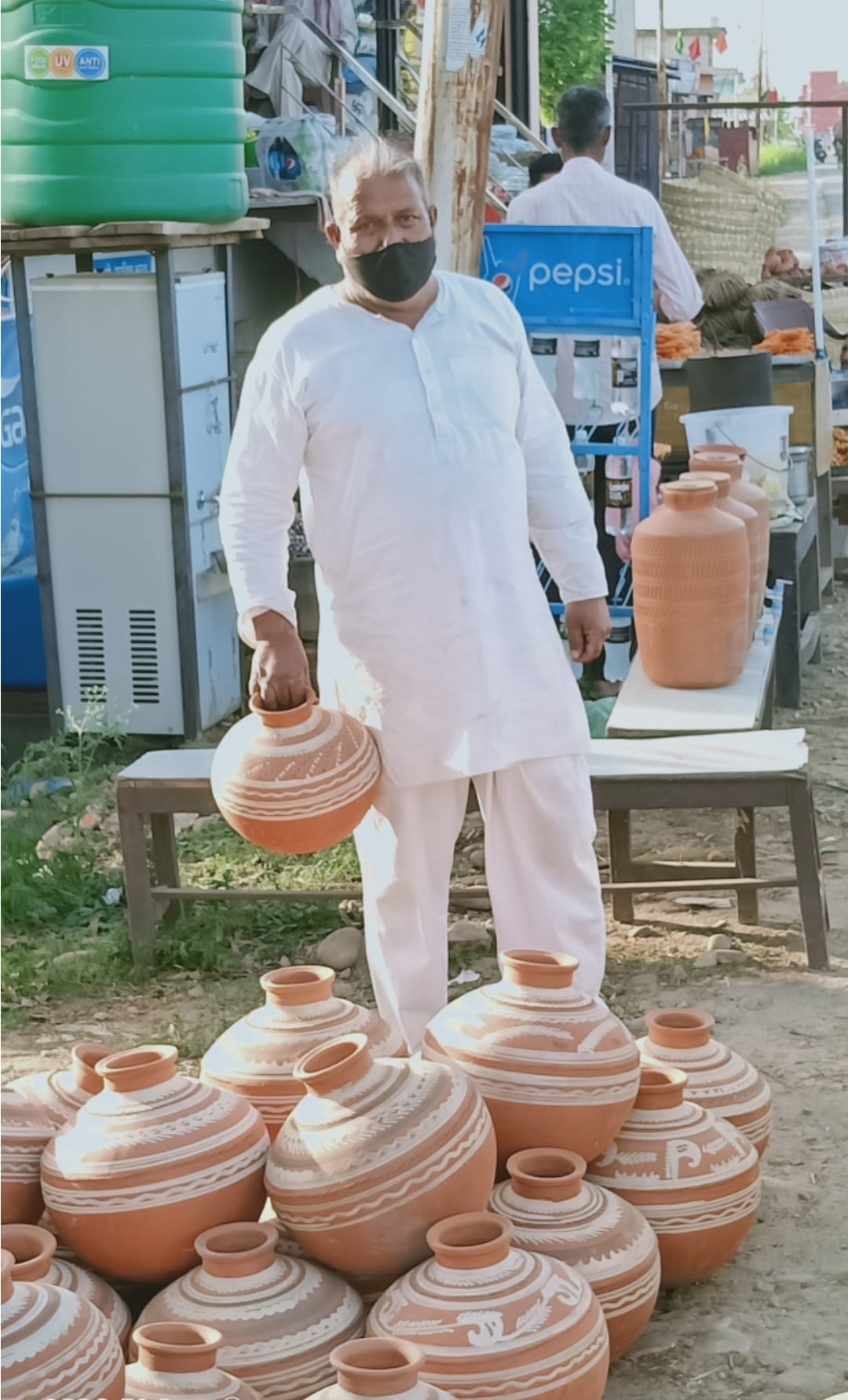 गगरेट के शिवबाडी में मिट्टी के बर्तन रख ग्राहक का इंतजार करता हुआ ।संवाद गगरेट के शिवबाडी में मिट्टी के बर्तन रख ग्राहक का इंतजार करता हुआ ।संवाद