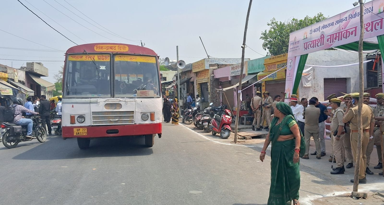 कचहरी रोड से गुजरते वाहन। संवाद कचहरी रोड से गुजरते वाहन। संवाद
