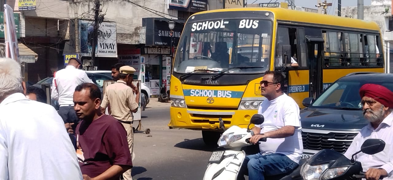 कुरुक्षेत्र। निजी स्कूल की बस का चालान करती पुलिस। संवाद कुरुक्षेत्र। निजी स्कूल की बस का चालान करती पुलिस। संवाद