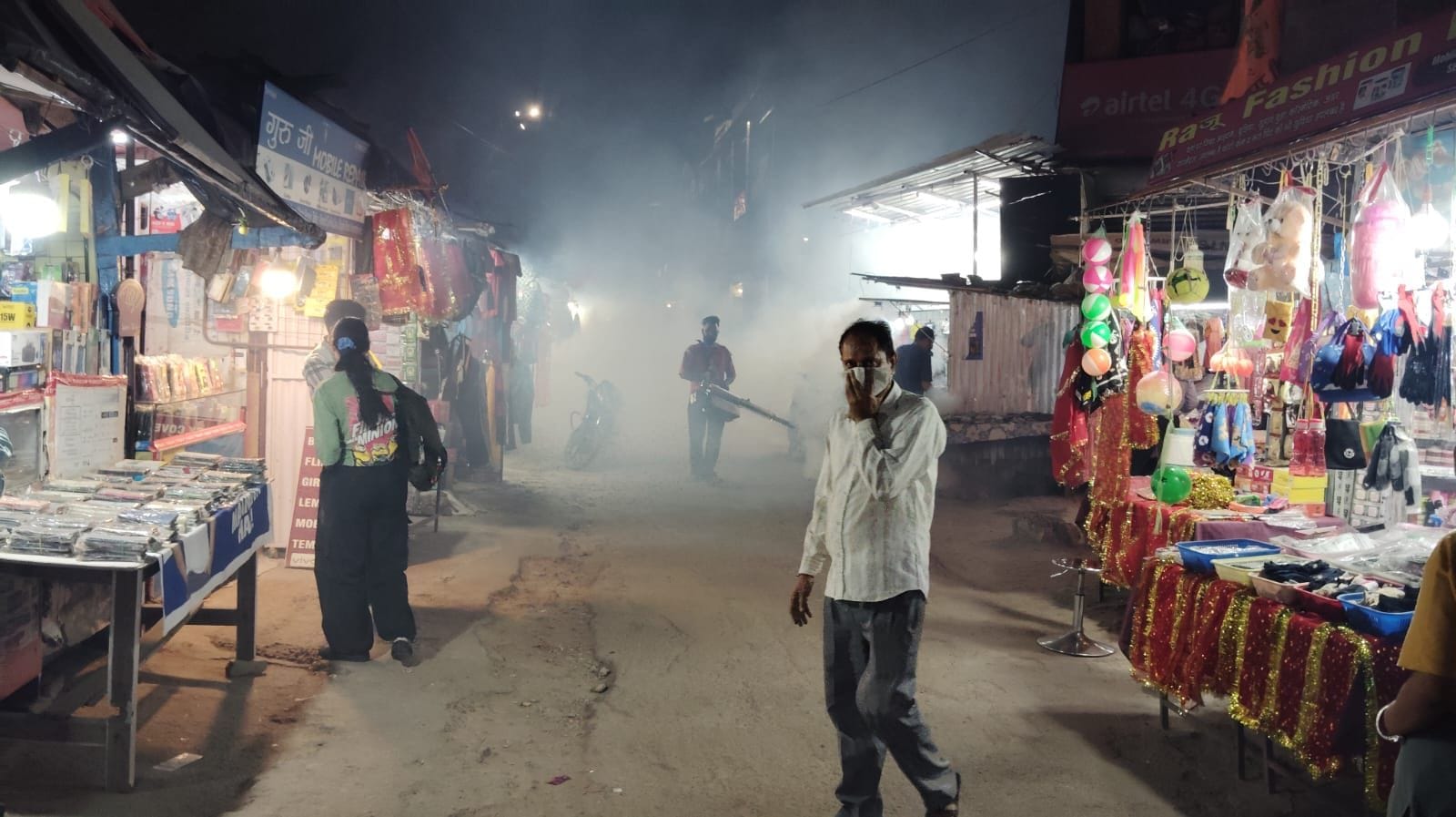 परवाणू में लारवा जांच करती हुई टीम। संवाद परवाणू में लारवा जांच करती हुई टीम। संवाद