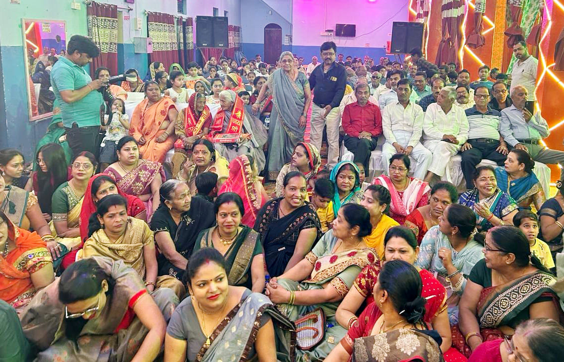 समिति द्वारा सम्मानित किए गए वाष्र्णेय समाज के लोग। संवाद समिति द्वारा सम्मानित किए गए वाष्र्णेय समाज के लोग। संवाद