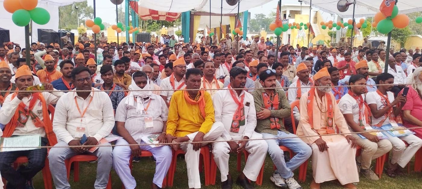 उझानी में बूथ अध्यक्षों का अभिवादन करते उप मुख्यमंत्री केशव प्रसाद मौर्य समेत पार्टी नेता। संव