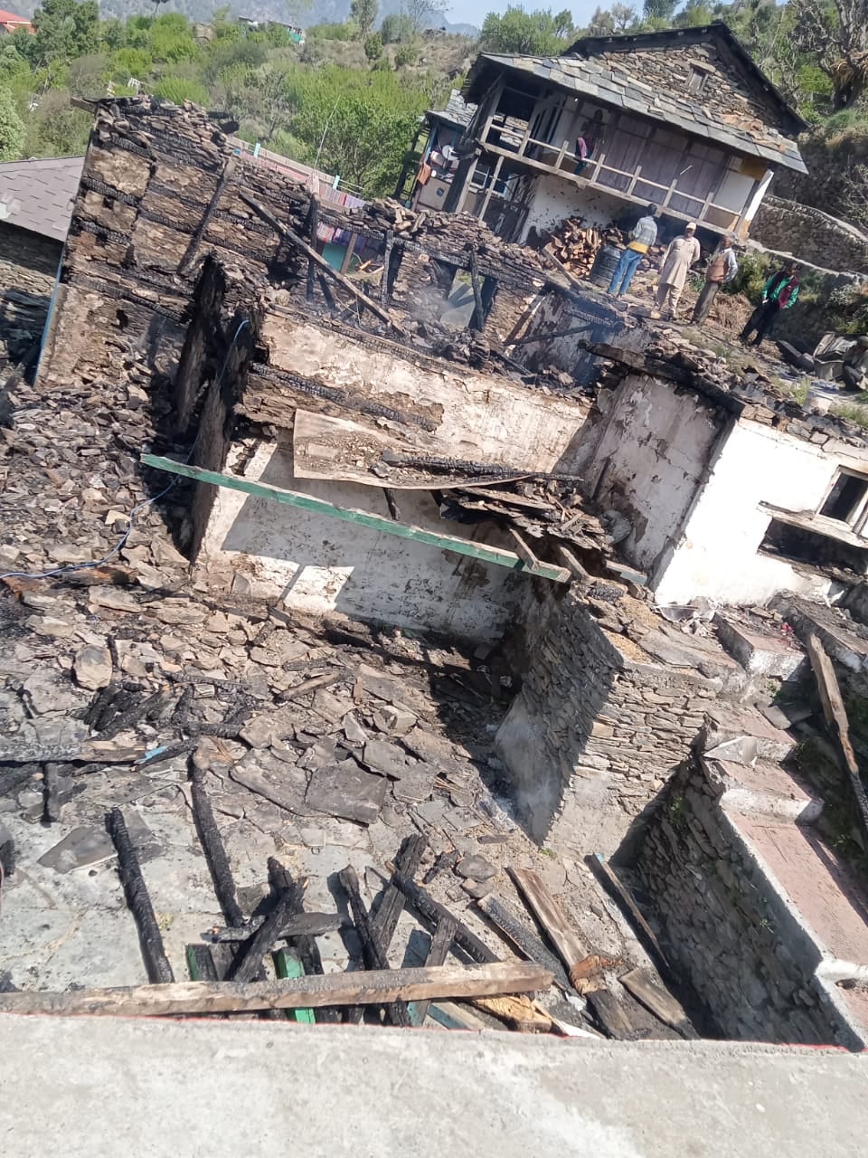 उपमंडल बालीचौकी की पंचायत गुराण में जलकर जलता ढाई मंजिला लकड़ीनुमार स्लेटपोश मकान। संवाद उपमंडल बालीचौकी की पंचायत गुराण में जलकर जलता ढाई मंजिला लकड़ीनुमार स्लेटपोश मकान। संवाद