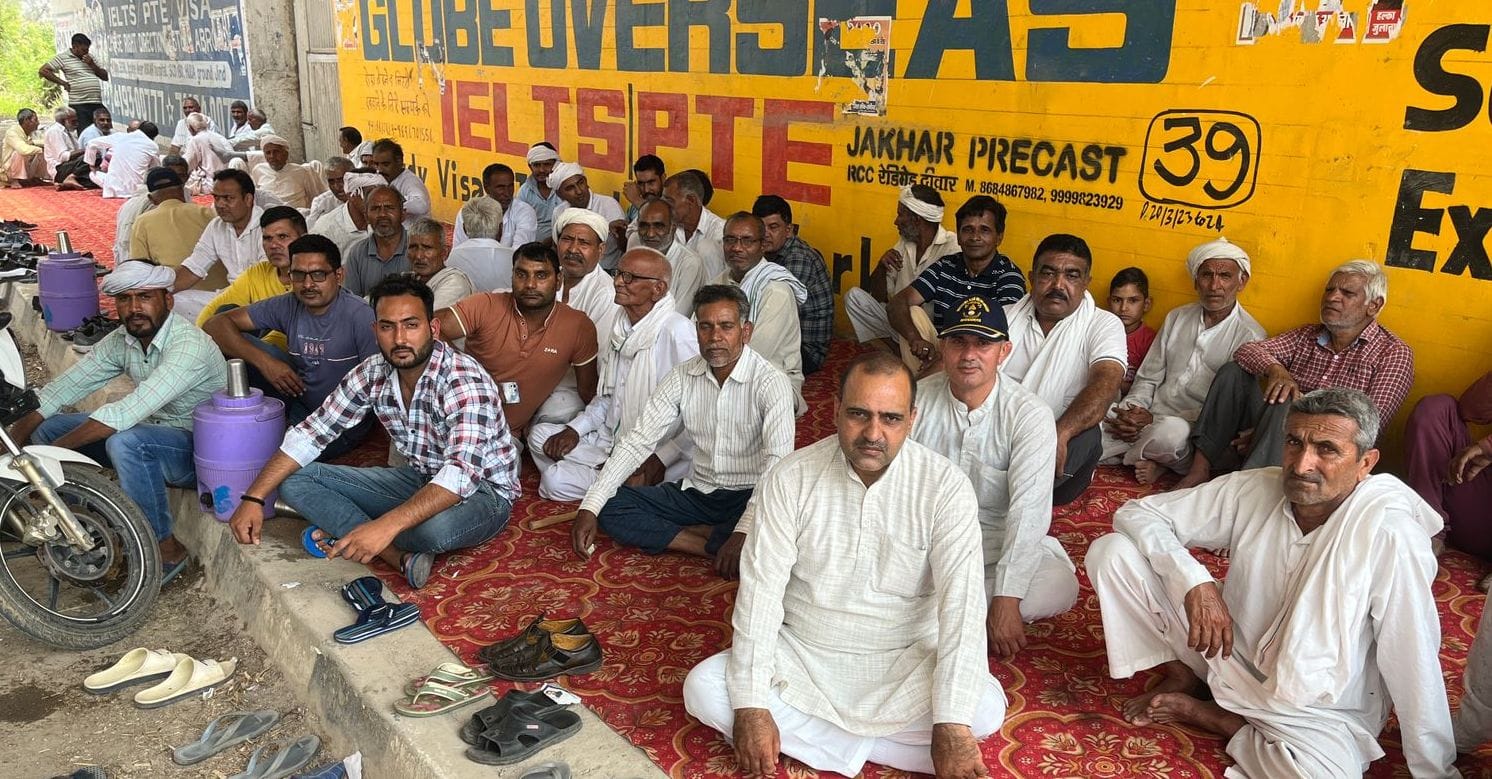 13जेएनडी01: जुलाना तहसील में शामिल करने पर धरना देते निडाना व ललितखेड़ा के ग्रामीण। संवाद 13जेएनडी01: जुलाना तहसील में शामिल करने पर धरना देते निडाना व ललितखेड़ा के ग्रामीण। संवाद