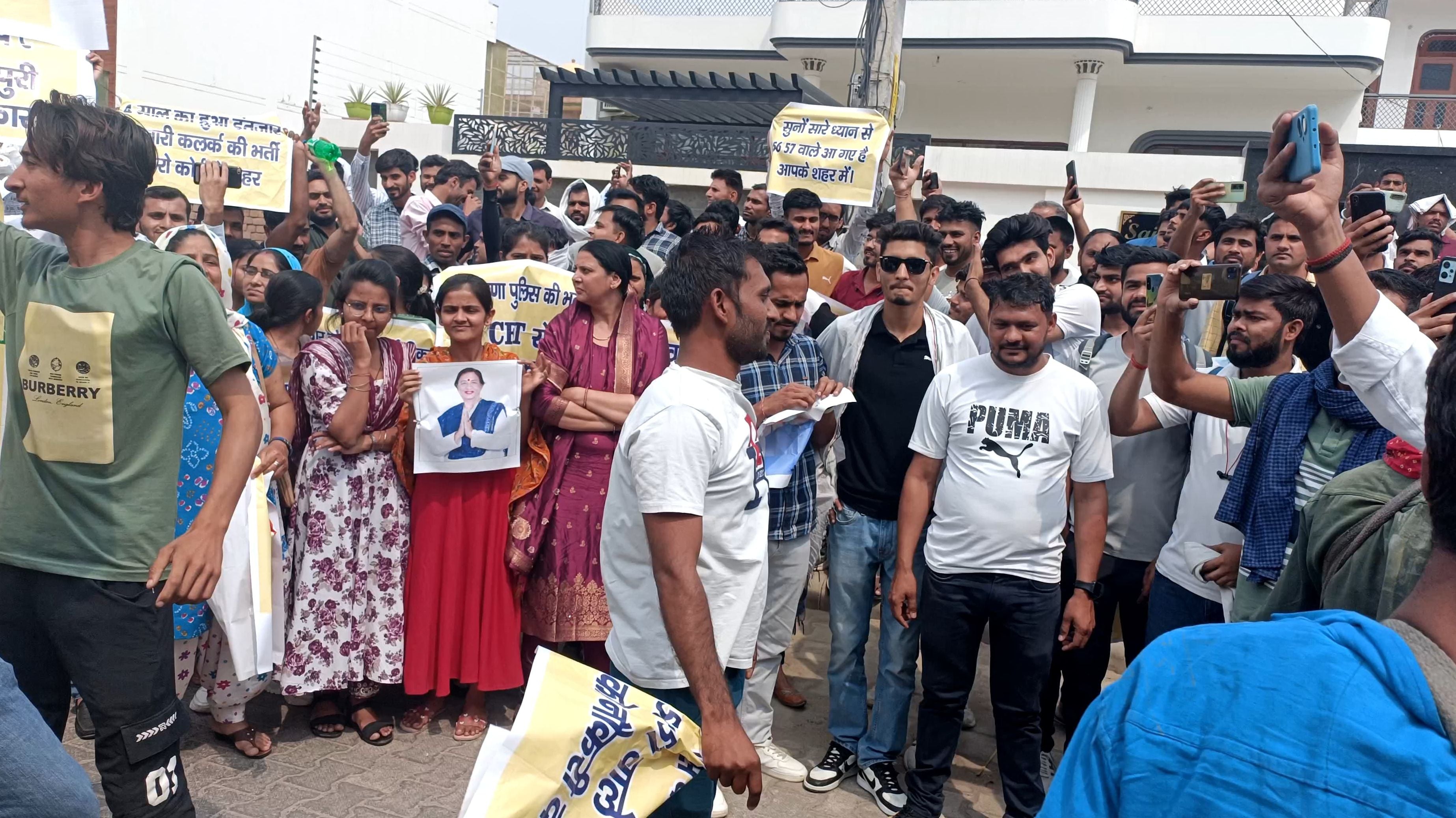 13जेएनडी10 : भाजपा कार्यालय के बाहर प्रदर्शन करते बेरोजगार युवा। संवाद 13जेएनडी10 : भाजपा कार्यालय के बाहर प्रदर्शन करते बेरोजगार युवा। संवाद