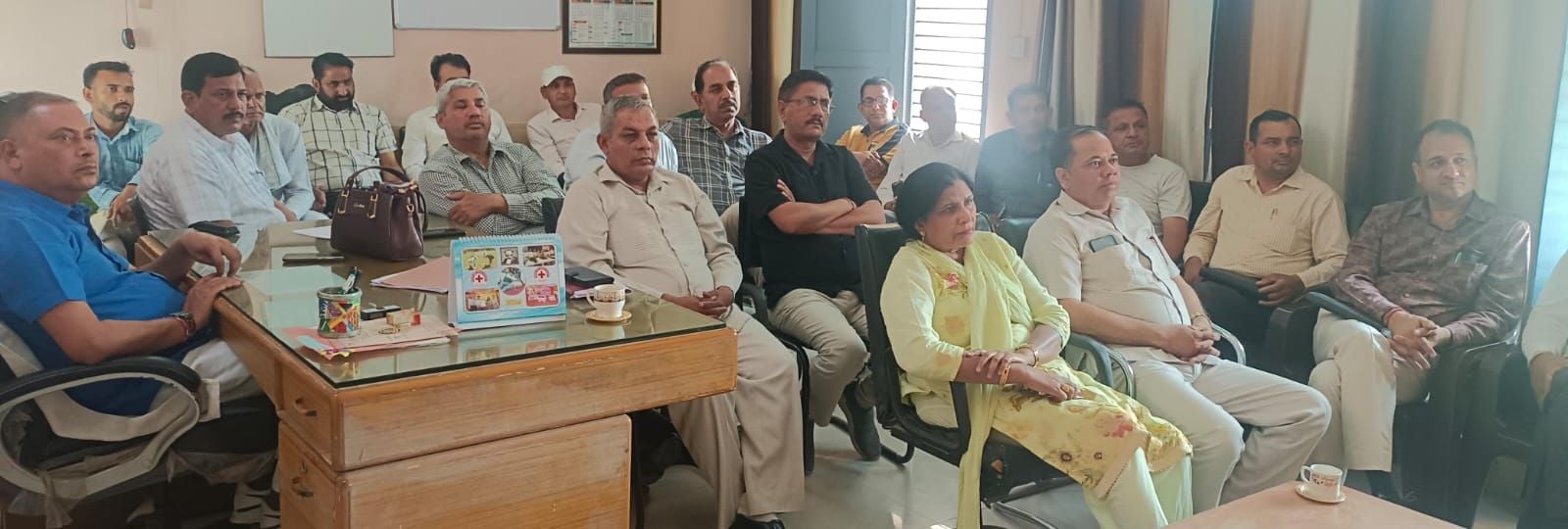 13जेएनडी34: शिक्षा विभाग के अधिकारियों की बैठक लेते हुए एसीएस। स्रोत जिला शिक्षा विभाग।