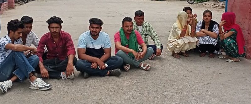 13जेएनडी37 : बस स्टैंड परिसर में धरने पर बैठे छात्र-छात्राएं। संवाद