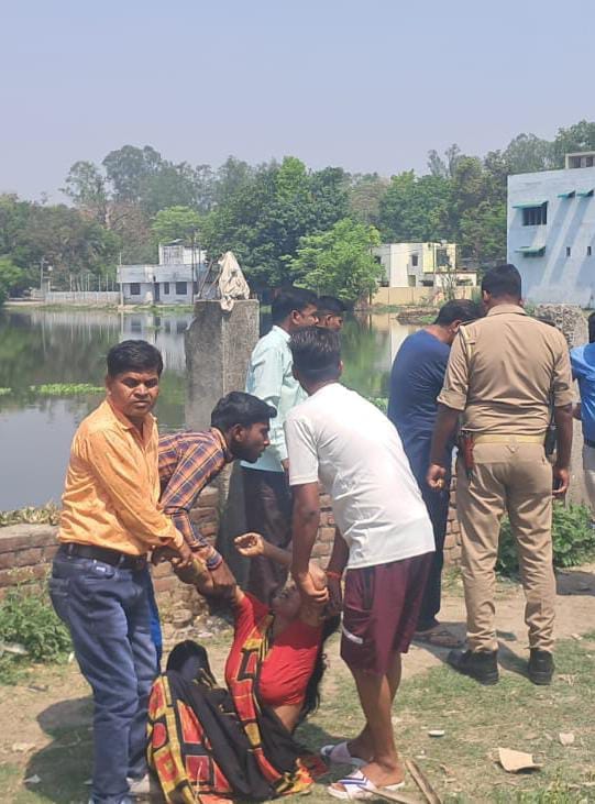 गौंहनिया तालाब के पास लगी भीड़ व मौजूद पुलिस । संवाद