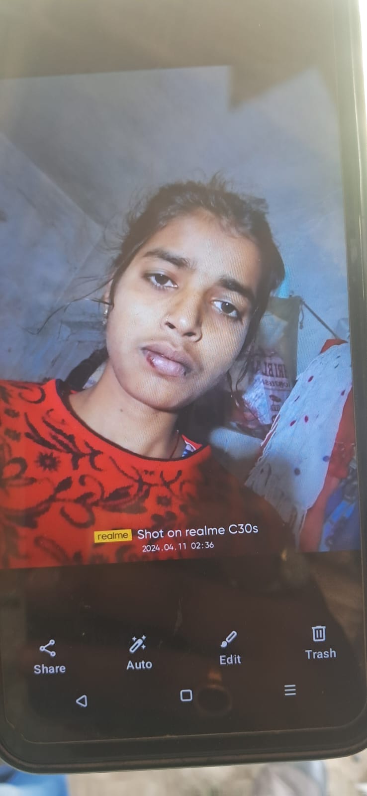 गौंहनिया तालाब के पास लगी भीड़ व मौजूद पुलिस । संवाद