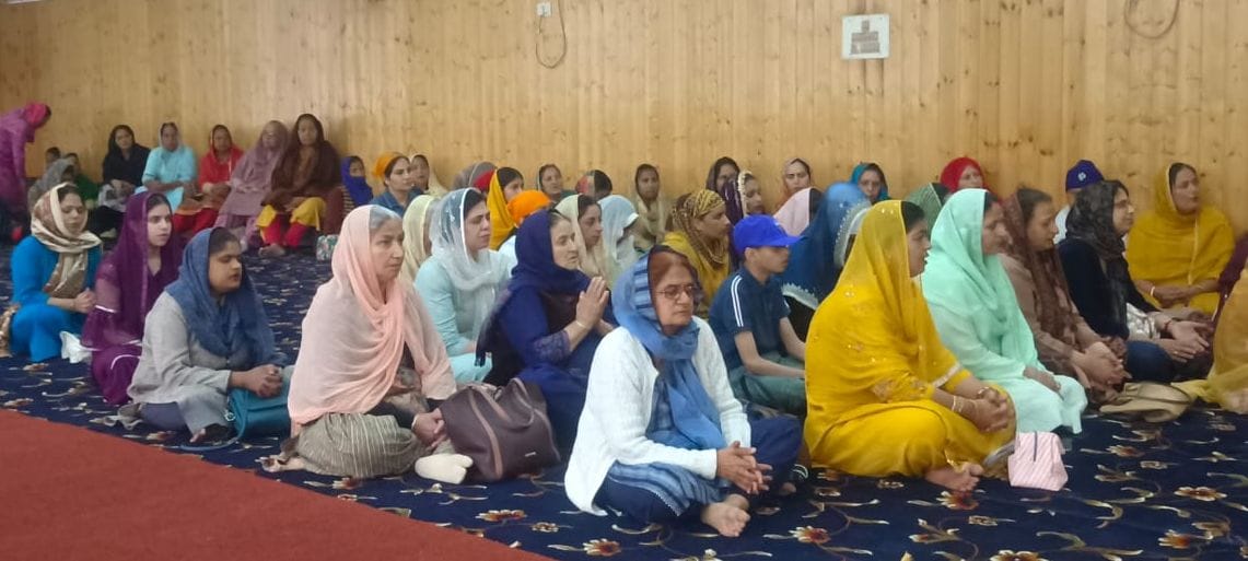 गुरुद्वारा सिंह सभा सपरून में खालसा सृजना दिवस पर संगत को निहाल करता रागी जत्था। संवाद