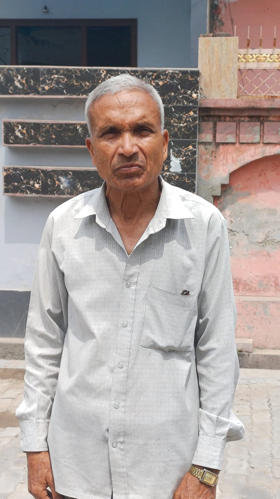 घरों में आ रहा गंदा पानी दिखाता हिमांशु। संवाद घरों में आ रहा गंदा पानी दिखाता हिमांशु। संवाद