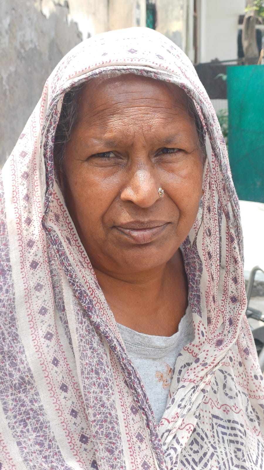 घरों में आ रहा गंदा पानी दिखाता हिमांशु। संवाद घरों में आ रहा गंदा पानी दिखाता हिमांशु। संवाद