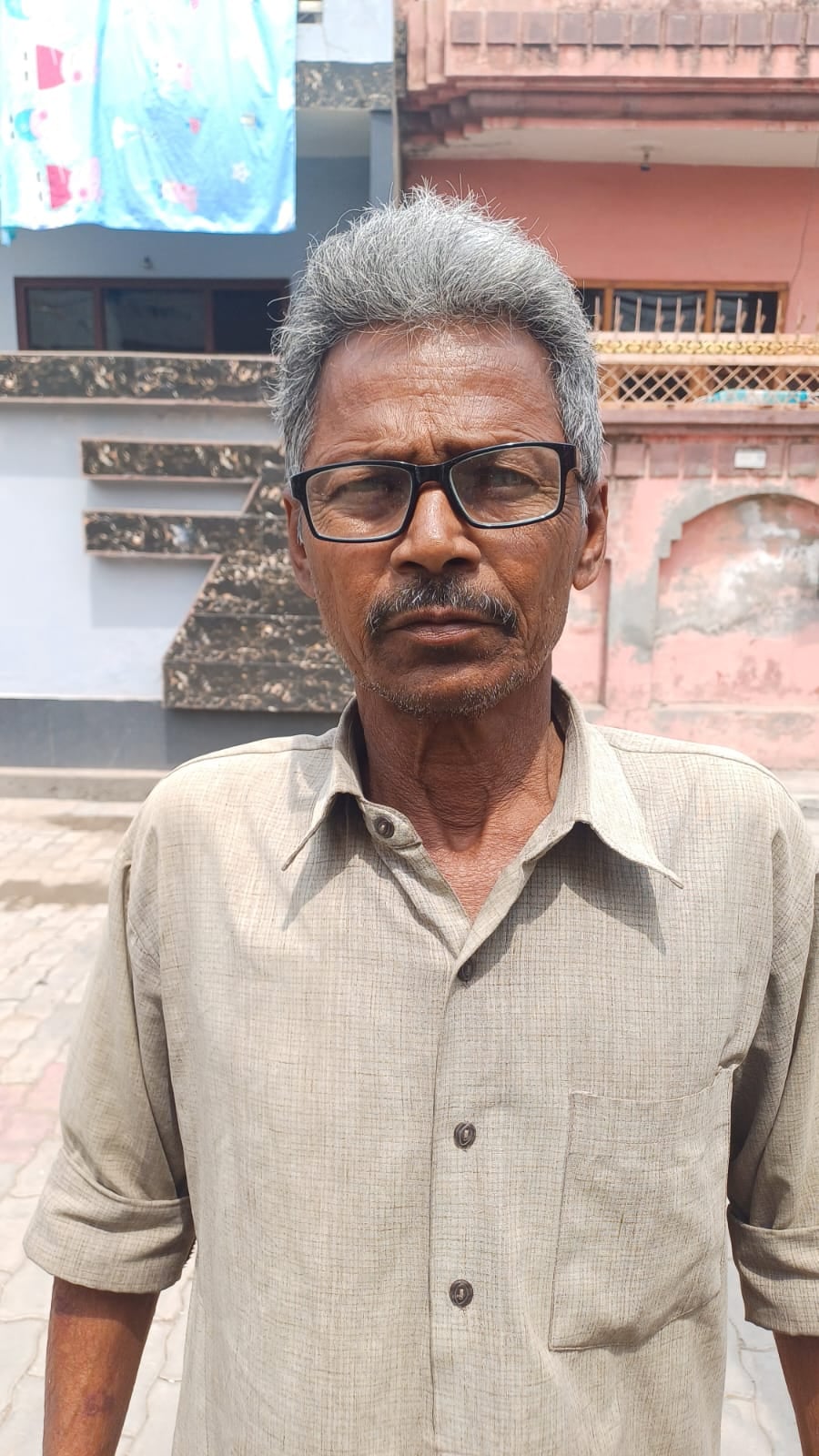 घरों में आ रहा गंदा पानी दिखाता हिमांशु। संवाद घरों में आ रहा गंदा पानी दिखाता हिमांशु। संवाद