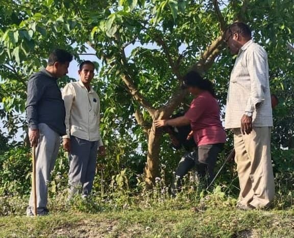 हर्रैया गांव में मृतक रामू के घर लगी ग्रामीणों की भीड़। हर्रैया गांव में मृतक रामू के घर लगी ग्रामीणों की भीड़।