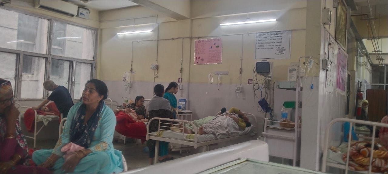 ईएसआई अस्पताल में पर्ची काउंटर पर रविवार को लगी कतारें। संवाद ईएसआई अस्पताल में पर्ची काउंटर पर रविवार को लगी कतारें। संवाद