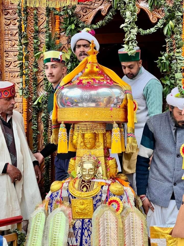 कैप्शन : सिराजघाटी के थुनाग में देव काला कामेश्वर के स्वर्ण रथ की प्राण प्रतिष्ठा में उमड़ा आस्थ कैप्शन : सिराजघाटी के थुनाग में देव काला कामेश्वर के स्वर्ण रथ की प्राण प्रतिष्ठा में उमड़ा आस्थ